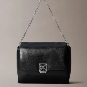 תיק קלווין קליין Padded Emblem Hardware Crossbody נשים